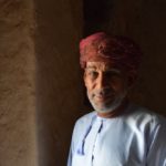 Lehký a nesmělý úsměv na tváři staršího muže