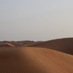 Muž na hřebeni duny spatří jen - další dunu