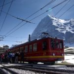 Nádraží pod skalnatým monumentem