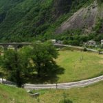 Smyčka kolejí mizící pod viaduktem