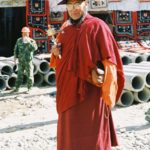 Tibetský mnich s modlitebním mlýnkem