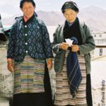 Tibetské ženy v tradičním oděvu
