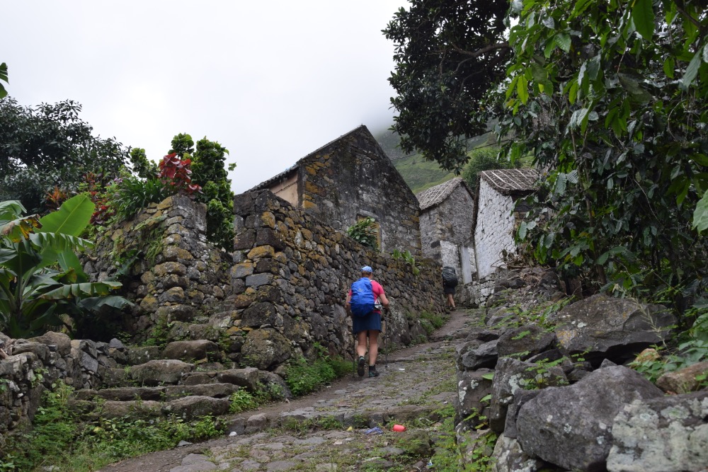 Kamenný chodník vesnicí