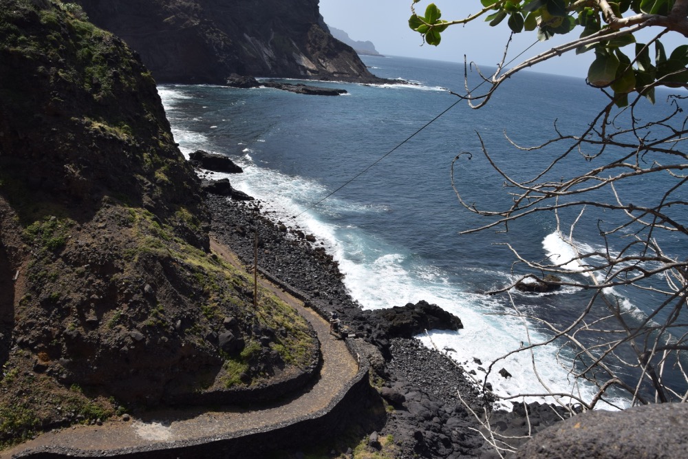 Skalní stezka končící v moři