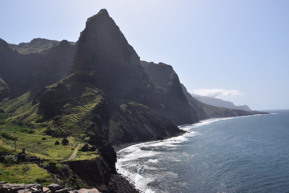 Strmé skály a svahy vyrůstající z moře